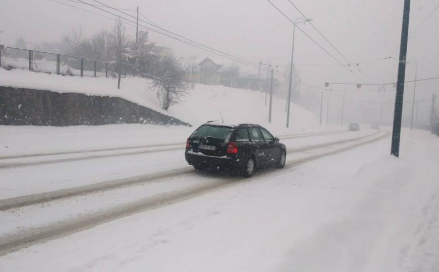 Upozorenje zbog moguće poledice, jak vjetar i sniježni nanosi