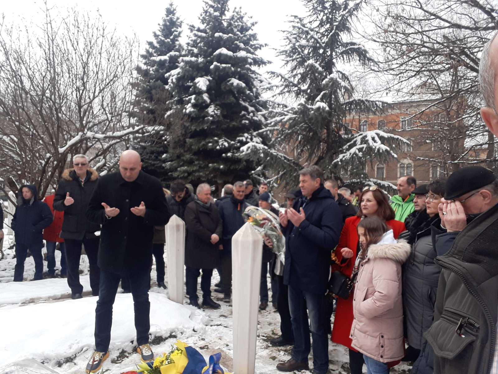 Položeno je cvijeće, te proučena Fatiha na mezaru - Avaz