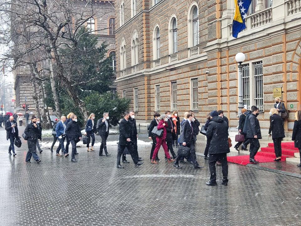 Sa lica mjesta ispred Predsjedništva BiH - Avaz