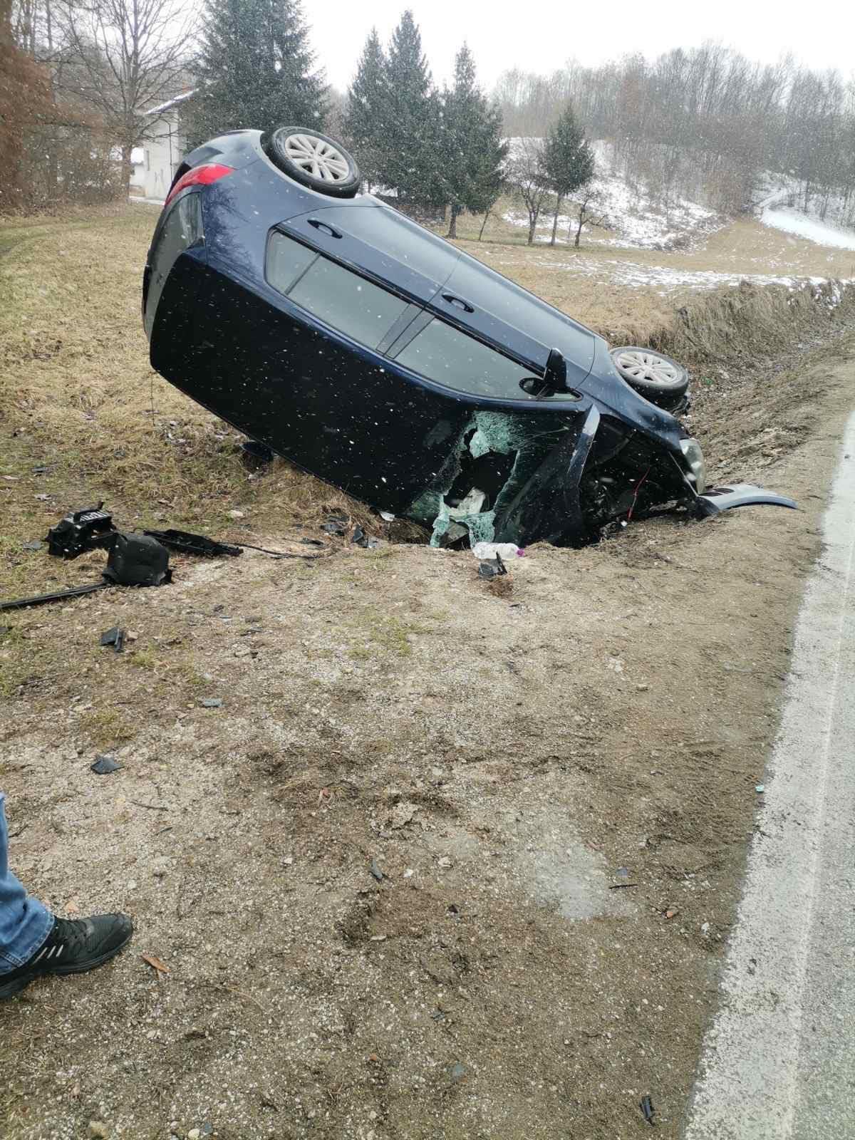 Saobraćajna nesreća u Busovači: Automobil se prevrnuo na krov, dvije osobe povrijeđene