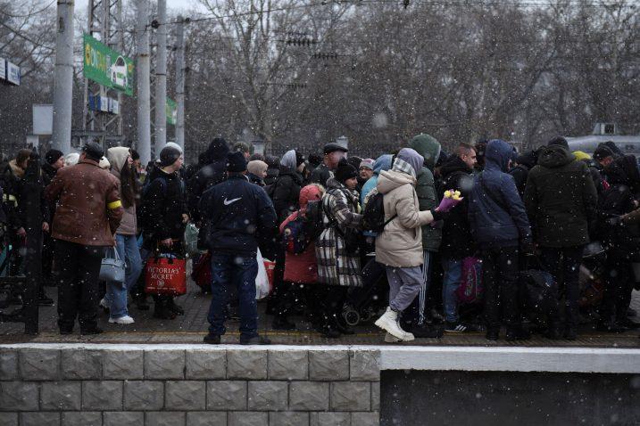 Ukrajinski civili nastavljaju bježati od rata