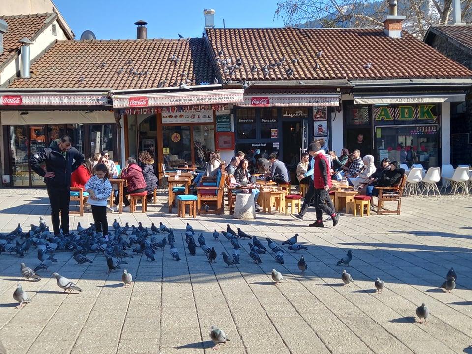 Mnogi građani iskoristili su lijepo vrijeme za šetnju i druženje - Avaz