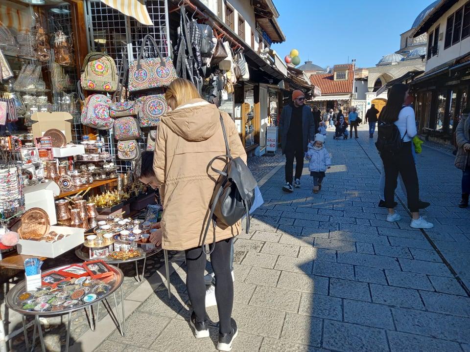 U gradu je i dosta turista - Avaz