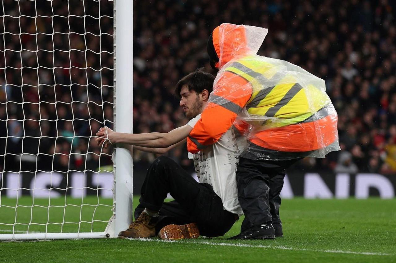 "Navijač" prekinuo sinoćnji veliki derbi u Londonu