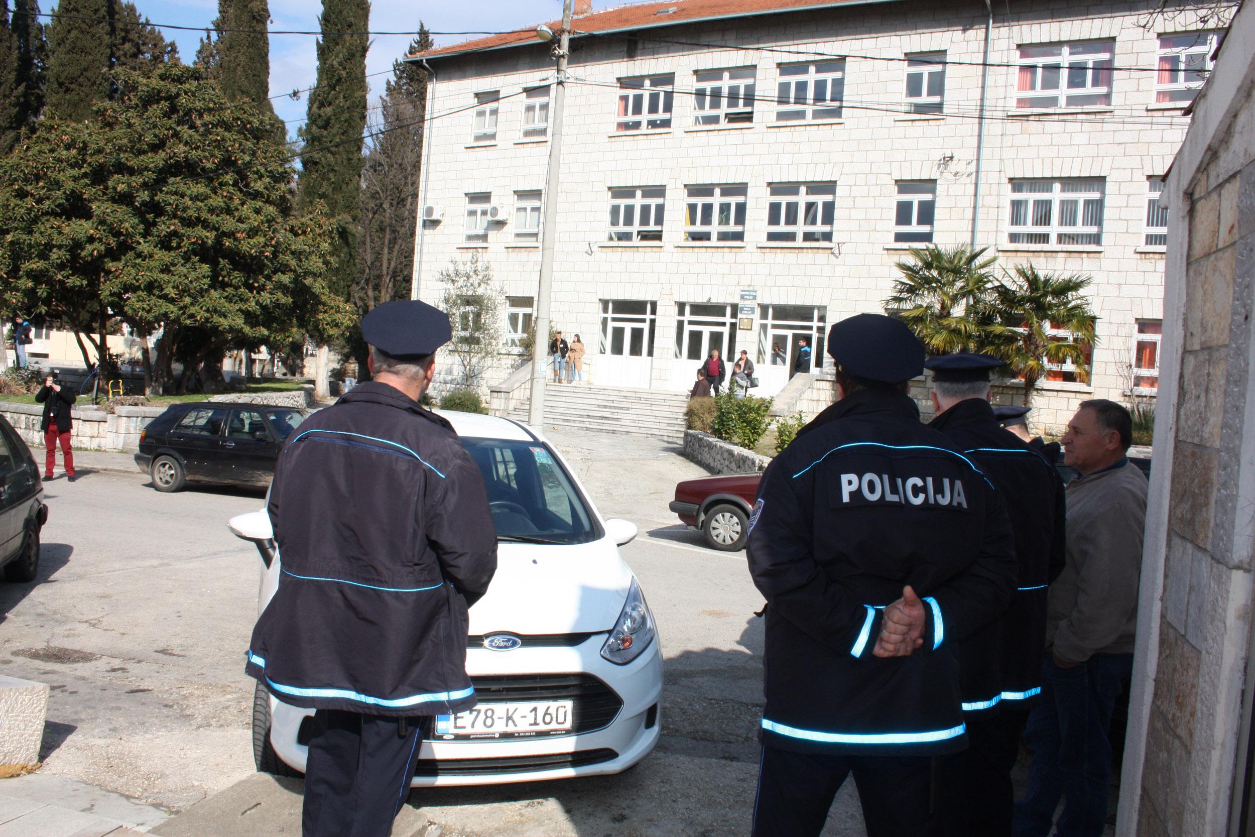 Stolac: Upao na pumpu, radniku zaprijetio metalnom cijevi i ukrao 3.000 KM