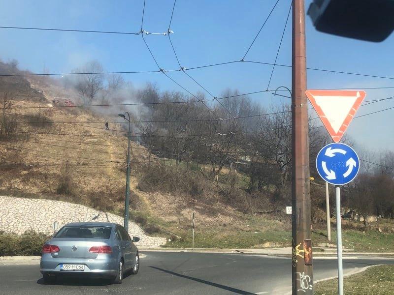 Požar na Mojmilu: Gori nisko rastinje