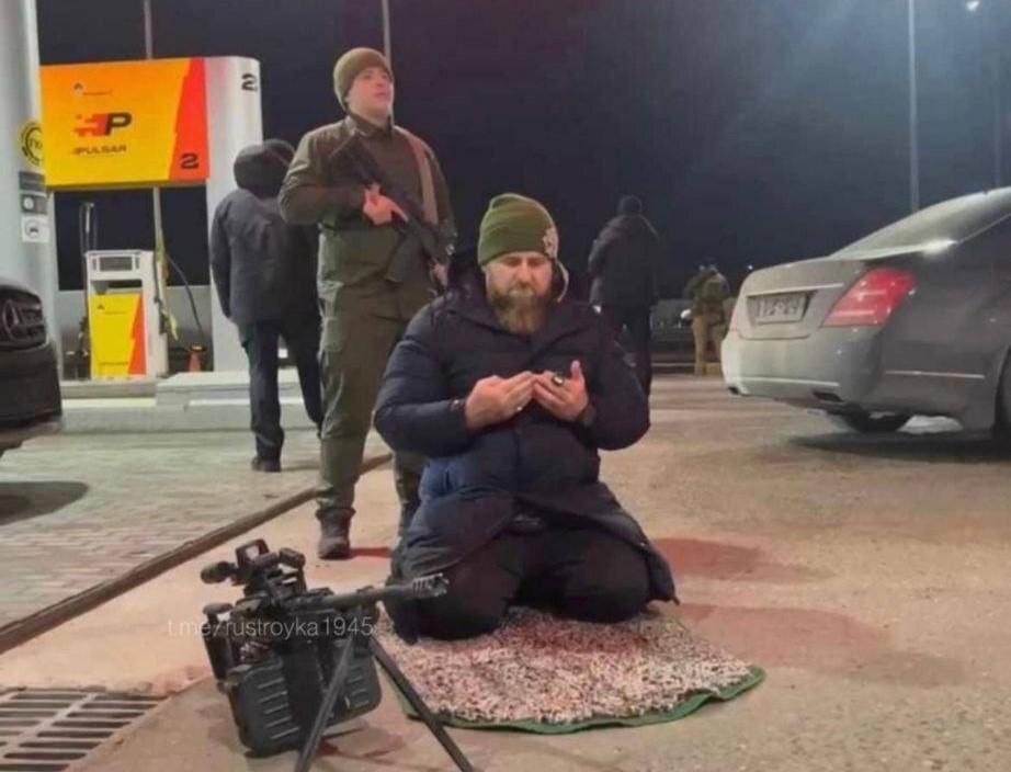 Na fotografiji se vidi kako Kadirov obavlja namaz dok ga čuvaju naoružani vojnici - Avaz