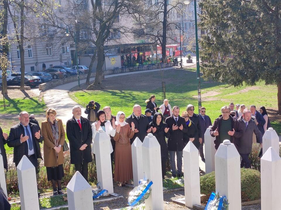 Obilježavanje Dana grada Sarajeva: Delegacije položile cvijeće na spomen-obilježje ubijenim policajcima u Velikom parku