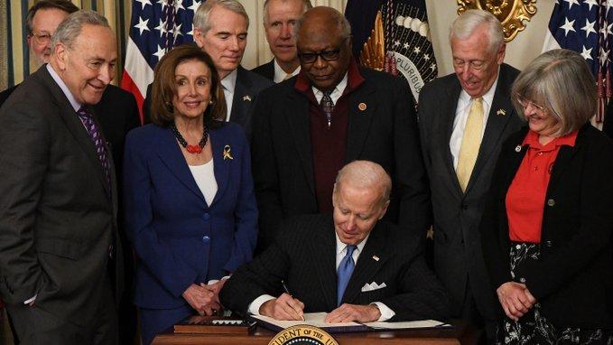 Pelosi je bila među zastupnicima koji su se pojavili bez maske s predsjednikom Bajdenom na svečanosti u Bijeloj kući. - Avaz