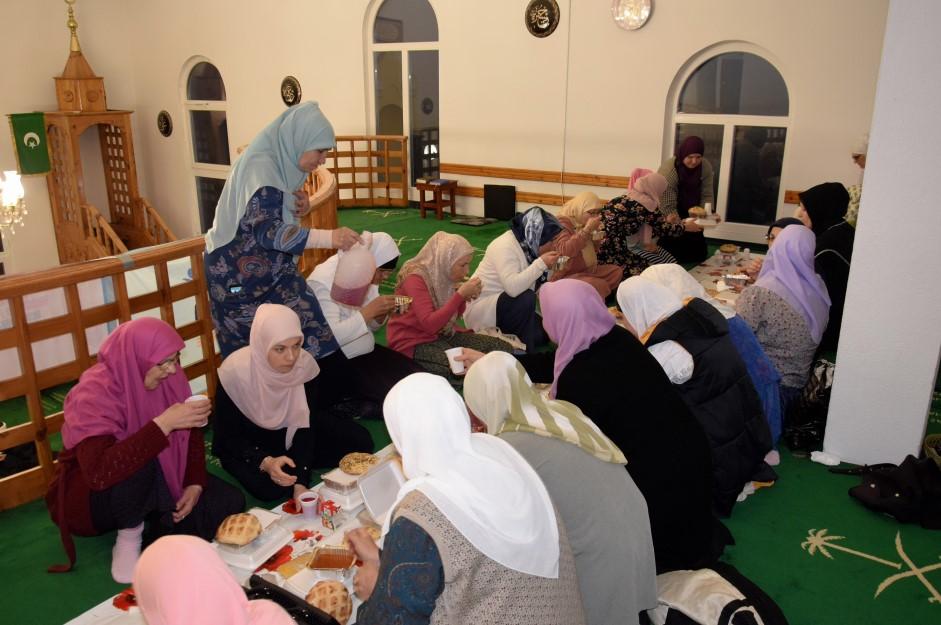 Iftar u džamiji - Avaz