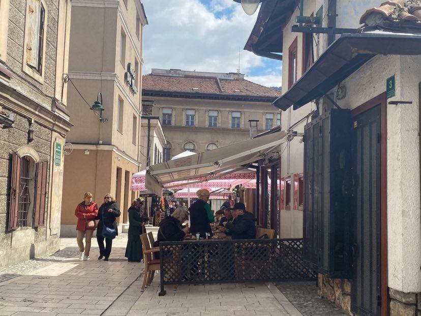 Gosti u jednoj ćevabdžinici na Baščaršiji - Avaz