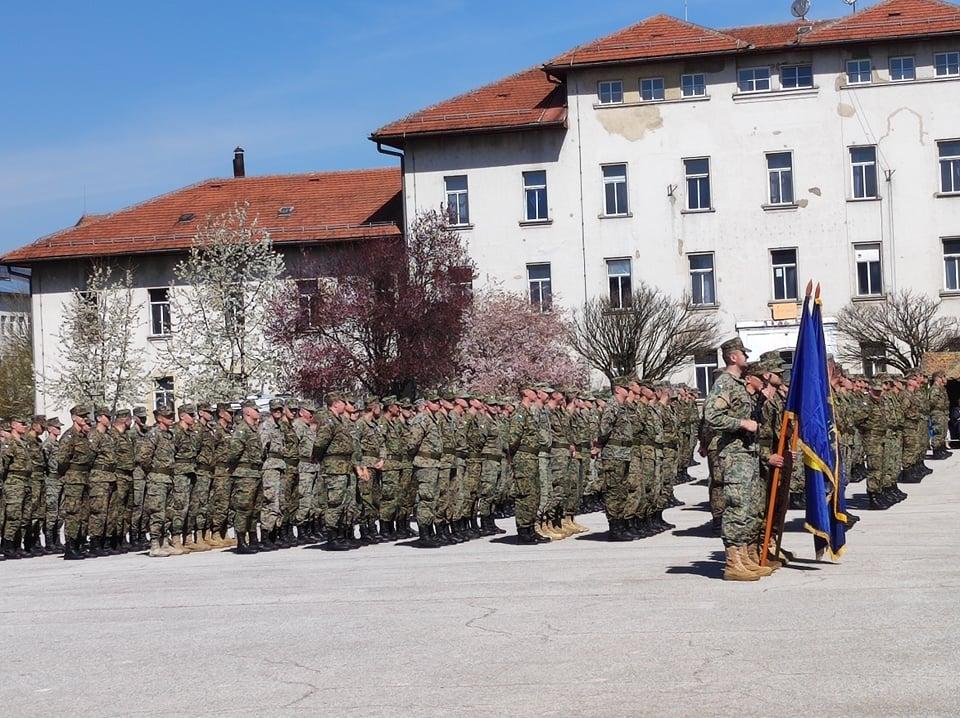 Postrojavanje vojnika - Avaz