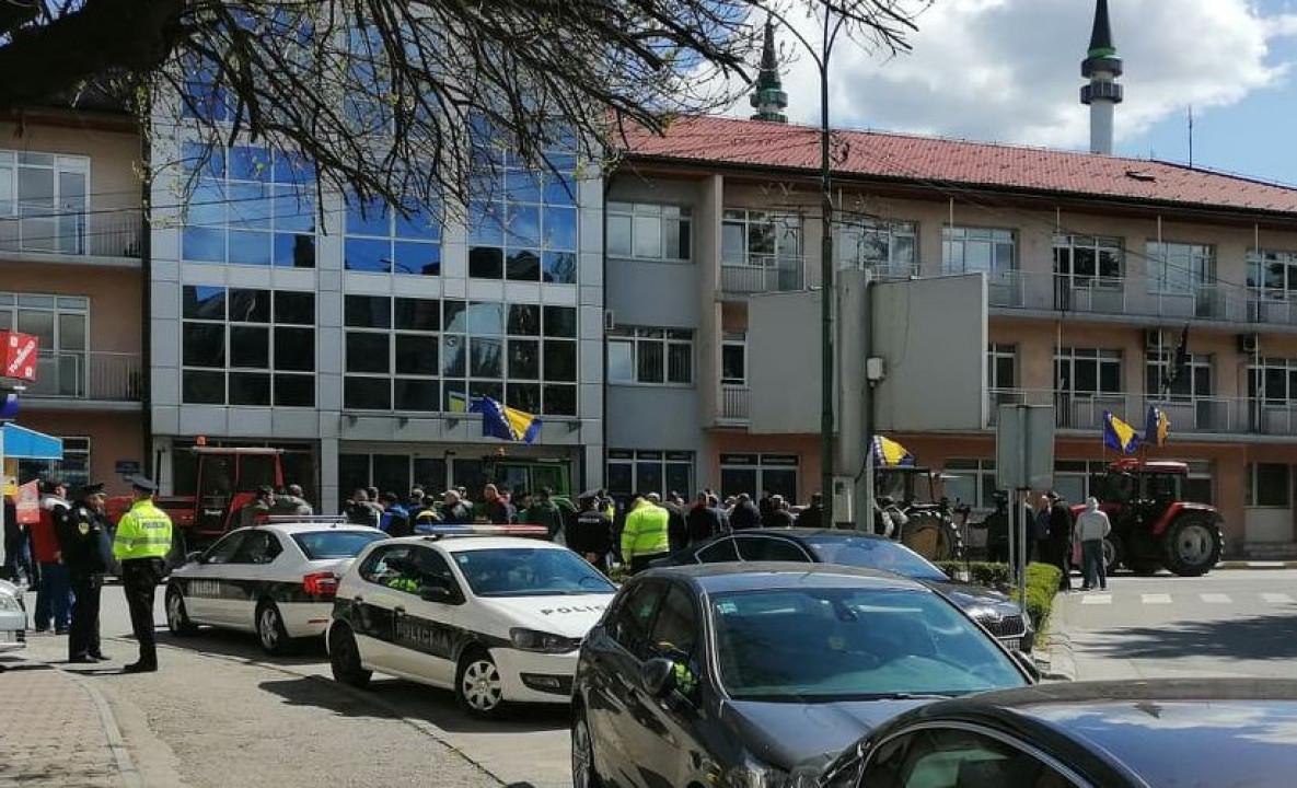 Sa današnjeg protesta ispred Gradske uprave Živinice - Avaz