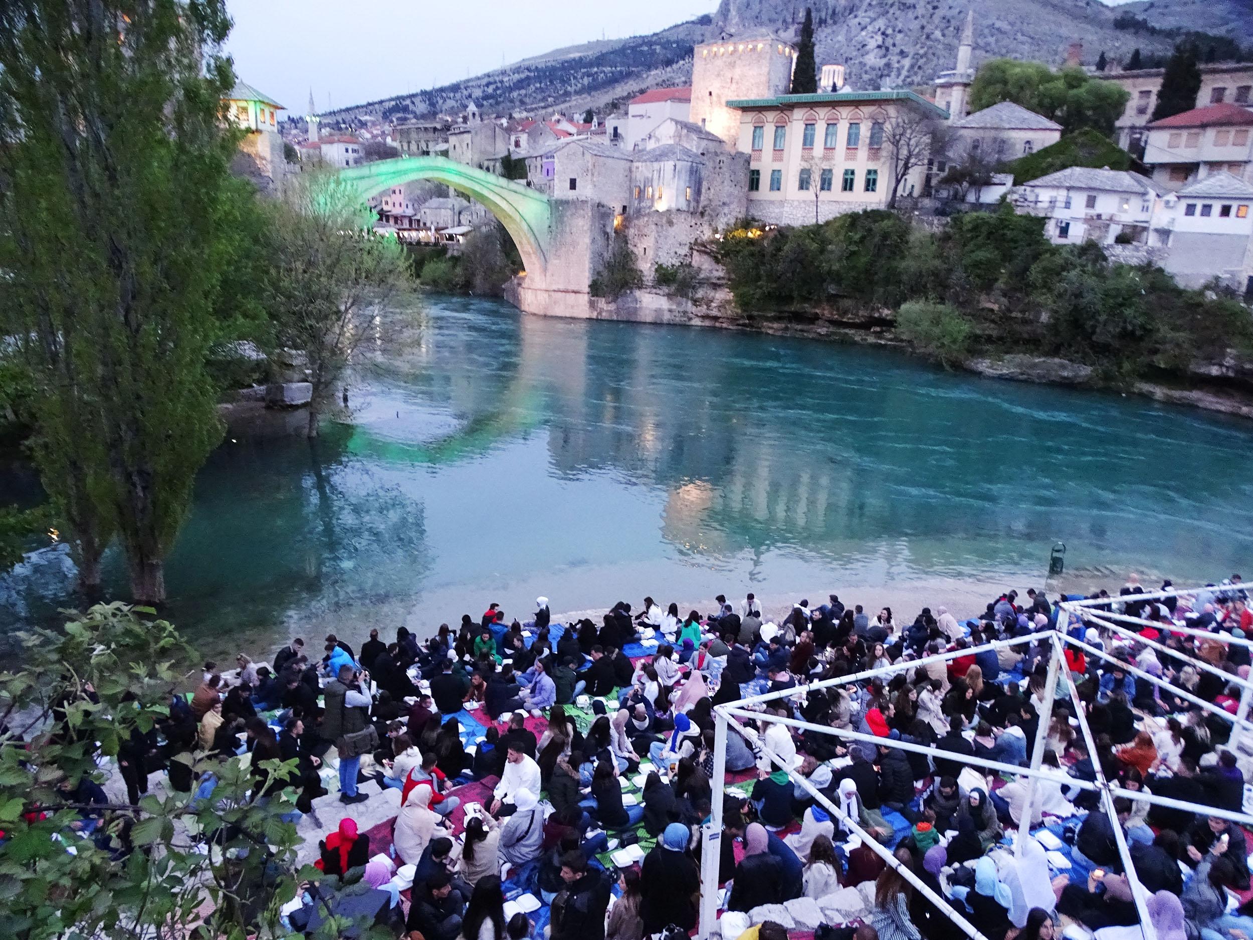 Više od hiljadu  mladih postača prisustvovalo ovom iftaru - Avaz