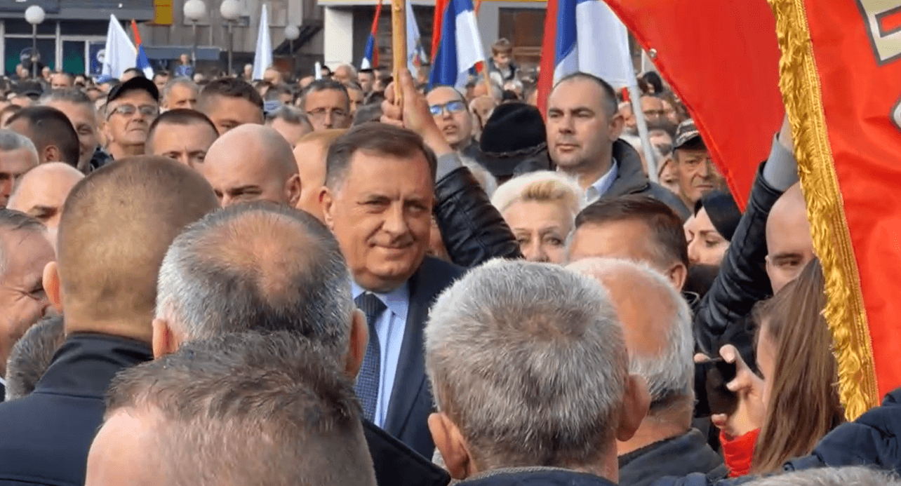 Dodik na Trgu Krajine dočekan pjesmom - Avaz