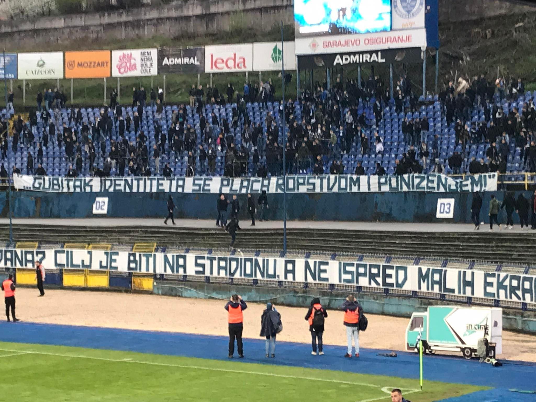 Nakon što se s južne tribine orilo "Saveze stidi se, sluga si politike", navijači Želje u znak protesta napustili stadion