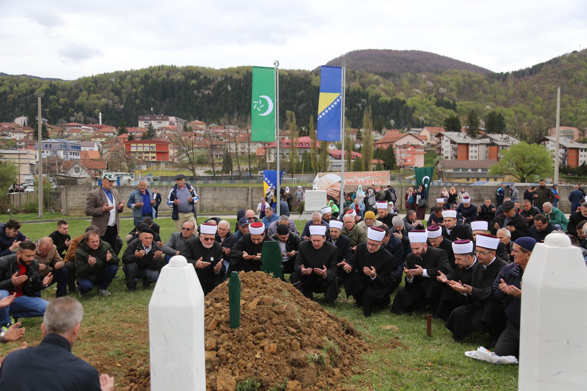 Klanjana dženaza u Vlasenici: U kabur spušten Ismet Dedić kojem je ubijena kompletna porodica