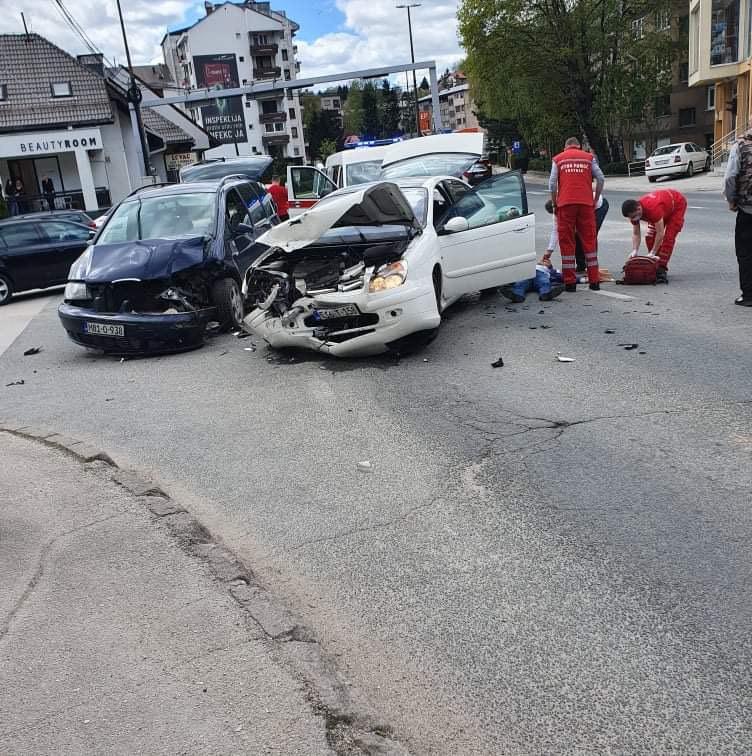 Travnik: Teška saobraćajna nesreća, muškarac leži pored automobila, ukazuju mu pomoć