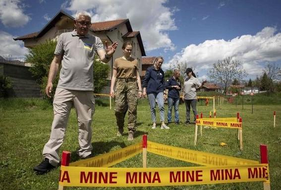 Ukrajinke na Kosovu uče deminiranje: "Velika je potražnja za ljudima koji znaju ovo raditi, rat je uskoro gotov"