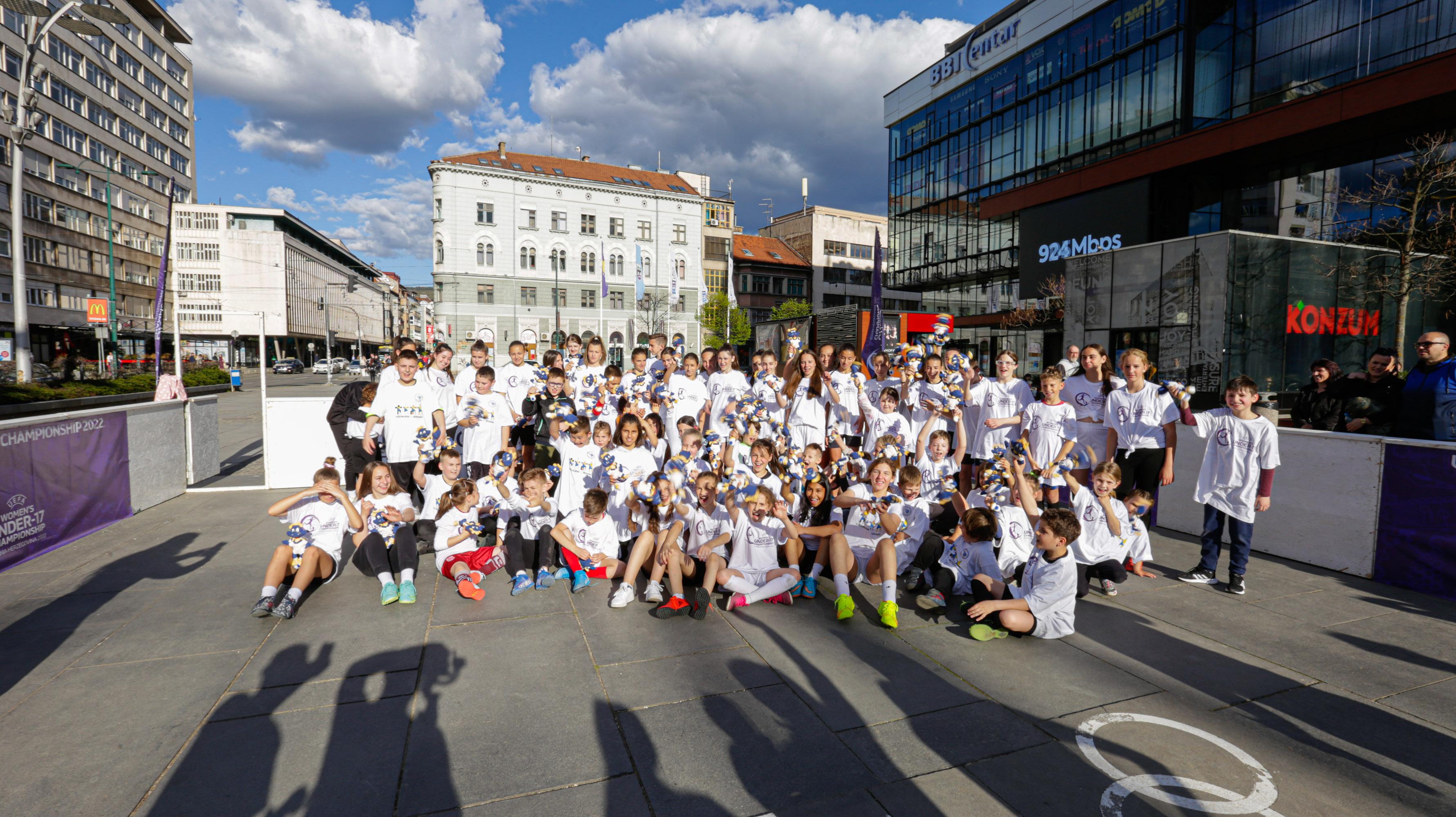 Jučerašnjoj manifestaciji prisustvovali su i predstavnici NSBiH i fudbalerke SFK 2000 Sarajevo sa svojim stručnim štabom - Avaz