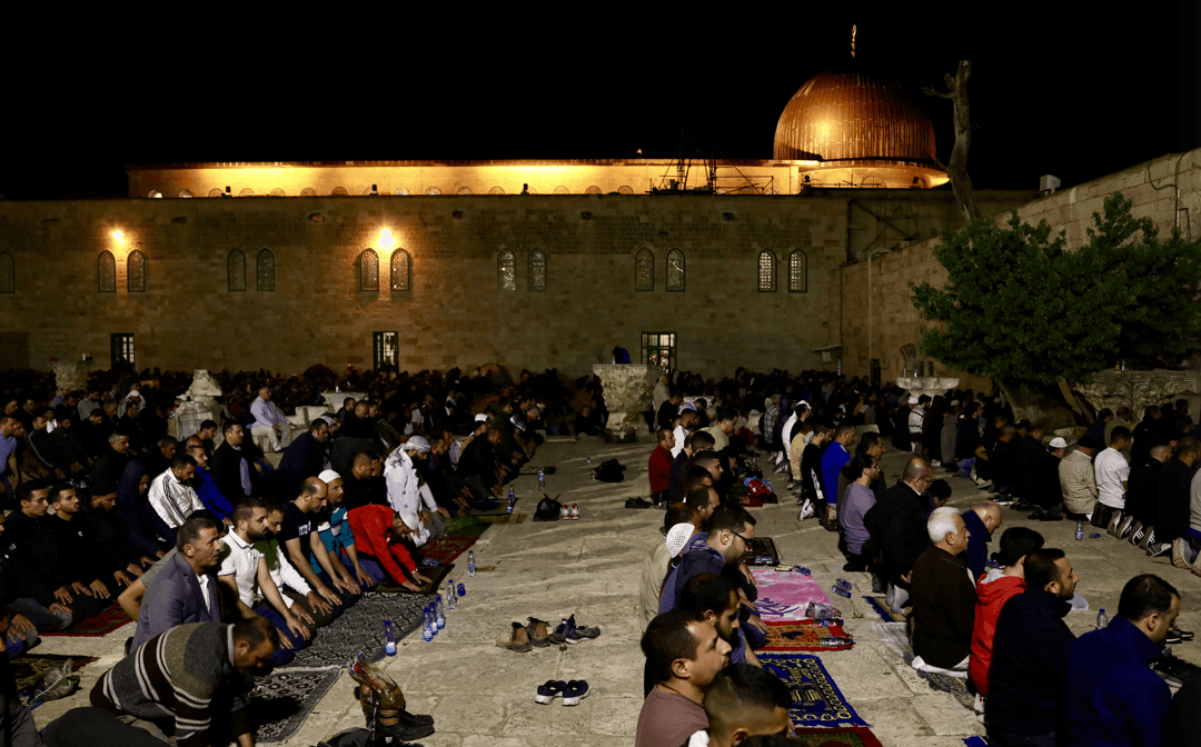 Palestinci i muslimani iz drugih zemalja u kompleksu Al-Aksa prvo su iftarili, a potom su nastavili s molitvama - Avaz