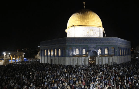 Palestinci i muslimani iz drugih zemalja u kompleksu Al-Aksa prvo su iftarili, a potom su nastavili s molitvama - Avaz