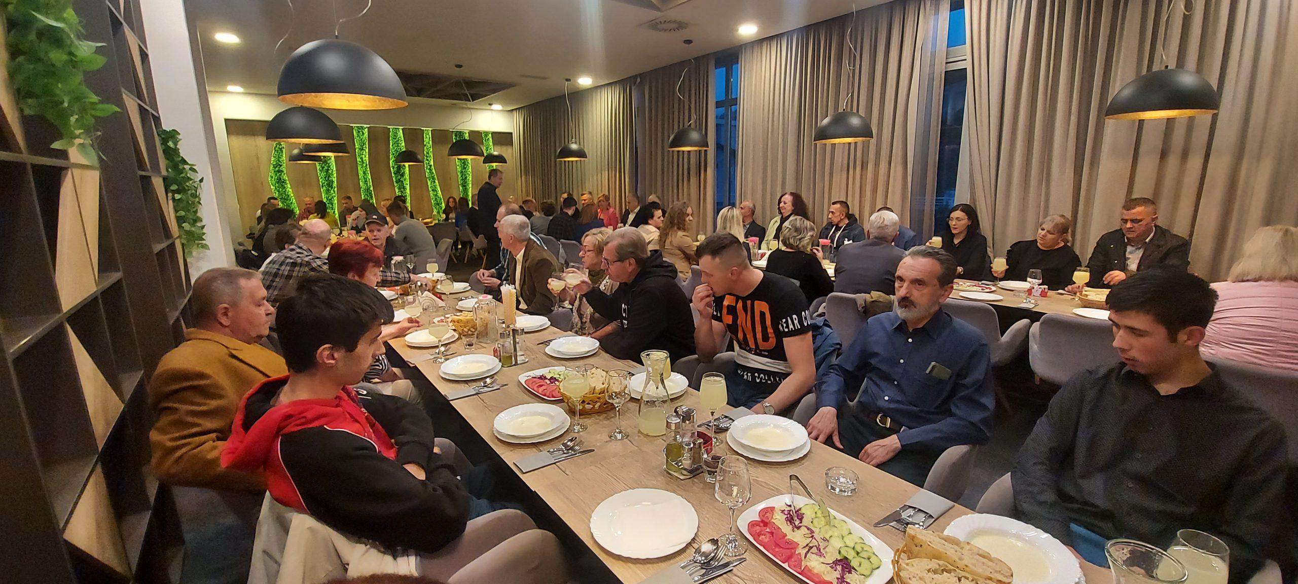 Iftaru je prisustvovalo više od 100 građana - Avaz