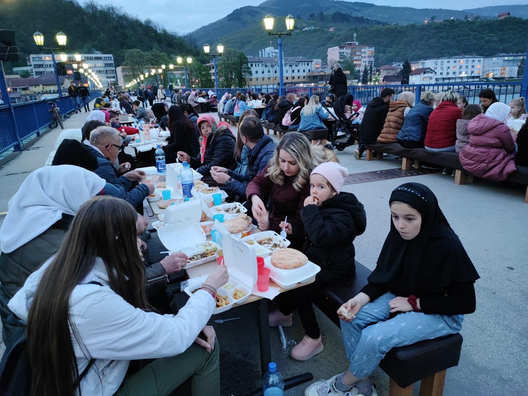 Stotine Goraždana na iftaru na otvorenom, gradonačelnik Imamović poručio: Šaljemo poruke mira i ljubavi