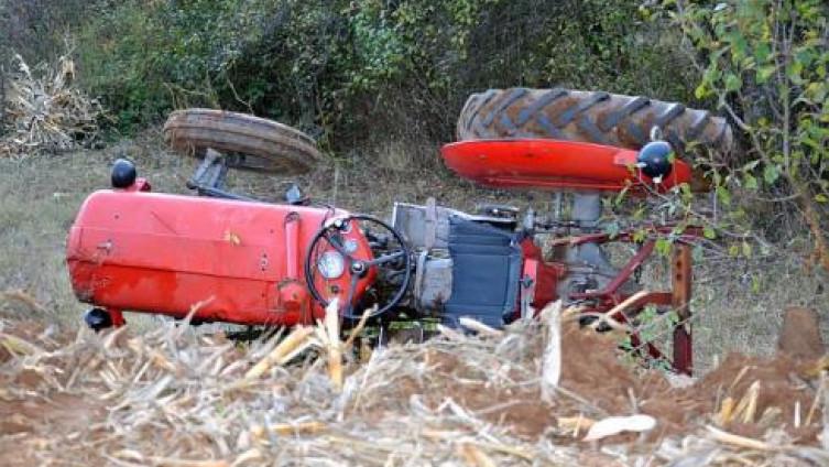 Tragedija uoči prvomajskog uranka: Poginuo mladić, vozio prijatelje na izlet, prignječio ga traktor