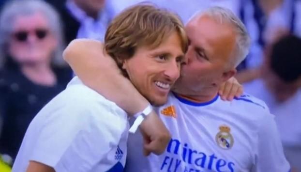 Luka Modrić u zagrljaju oca - Avaz