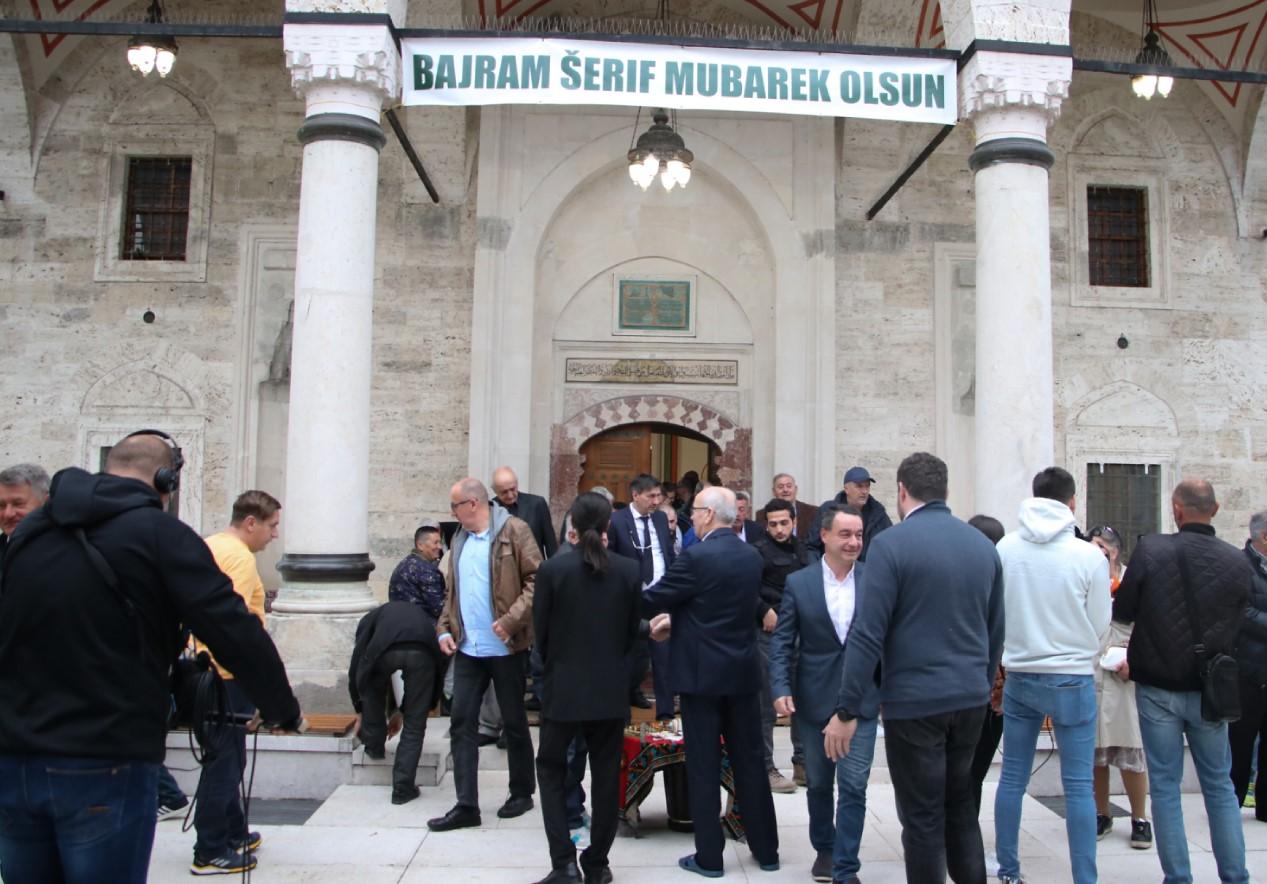 Vjernici klanjali bajram-namaz u Ferhadiji u Banja Luci: Bajram je trenutak radosti