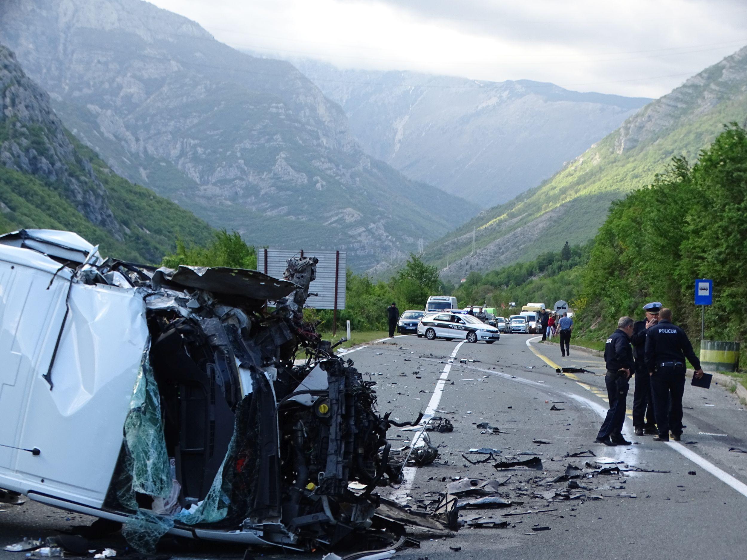 Cisterna je sletjela s ceste i završila u jezeru - Avaz