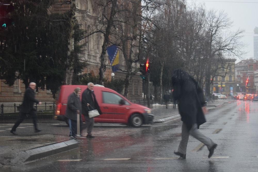 Ujutro sunčano, a poslijepodne se očekuju slabi lokalni pljuskovi