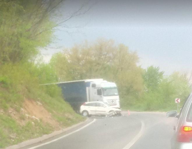 Sudar teretnog vozila i automobila - Avaz