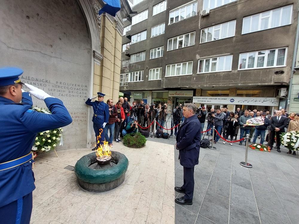 Željko Komšić odaje počast ispred Vječne vatre - Avaz