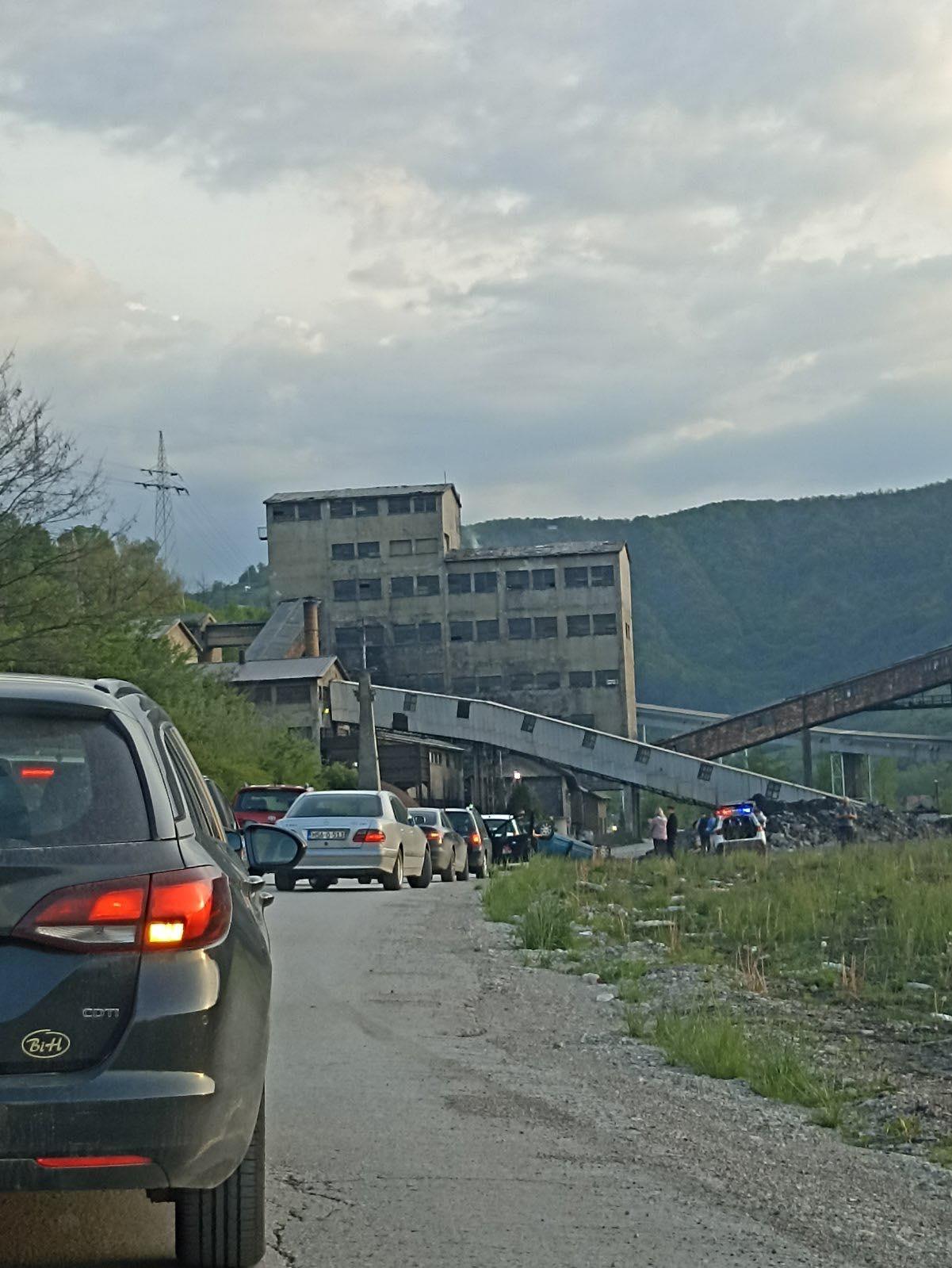 Saobraćajna nesreća kod Kaknja: Sletio autom sa ceste, pa završio na krovu