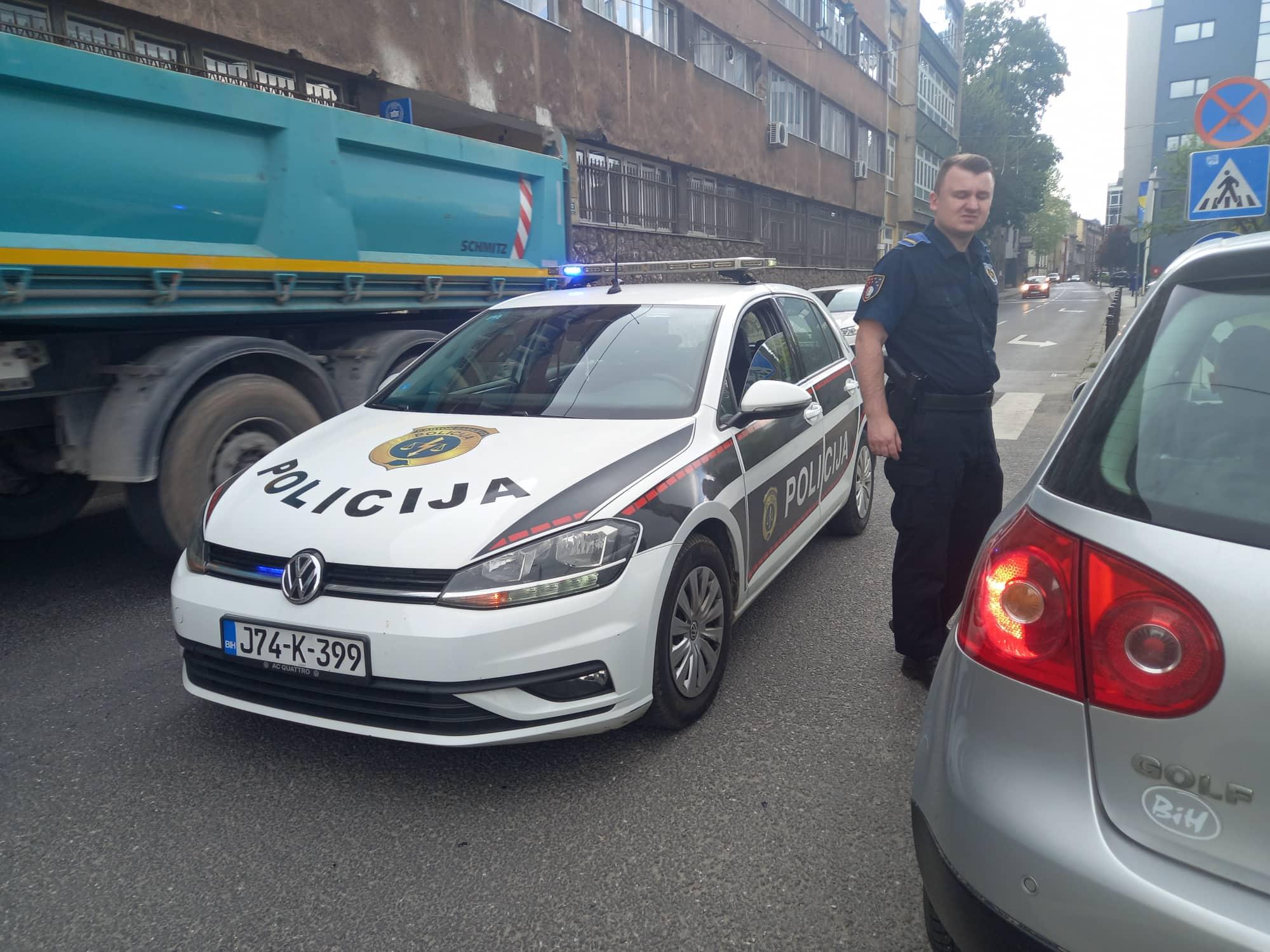 Drama u Sarajevu: Automobilom udario pješaka, voze ga na KUM, vozač pobjegao