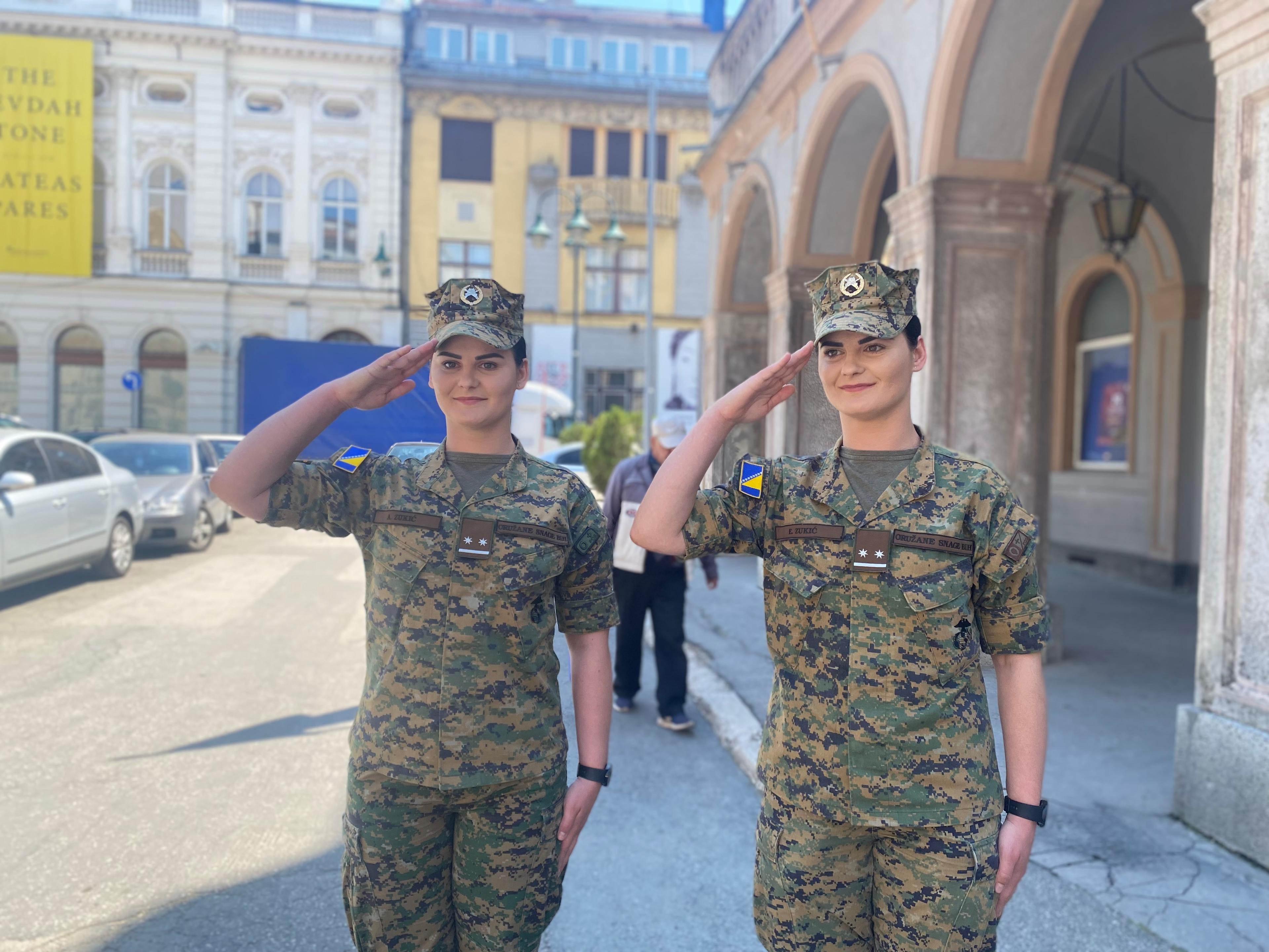 Amina i Edina Zukić rame uz rame s muškarcima: Bliznakinje sa 11 godina vojnog staža