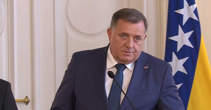 Dodik prilikom obraćanja medijima - Avaz