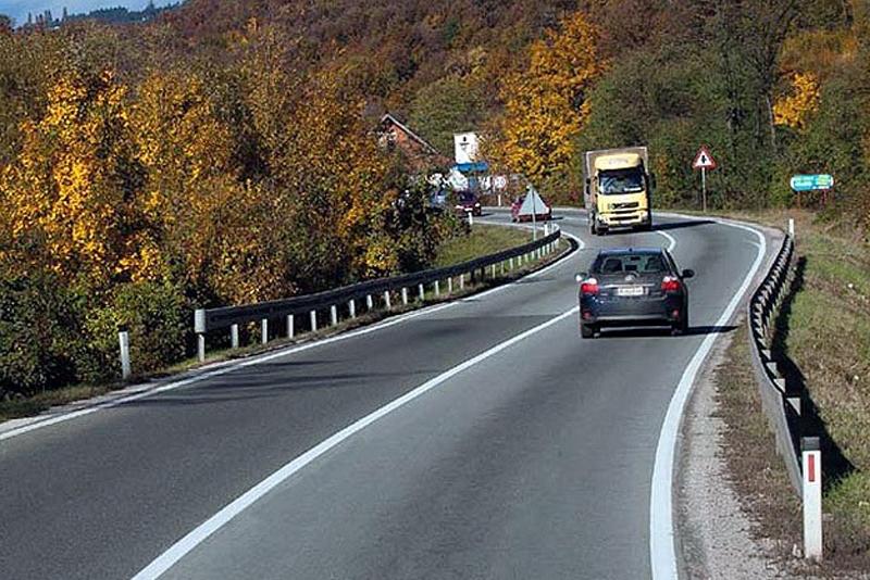 Upozorenje vozačima na učestale sitnije odrone zemlje ili kamenja