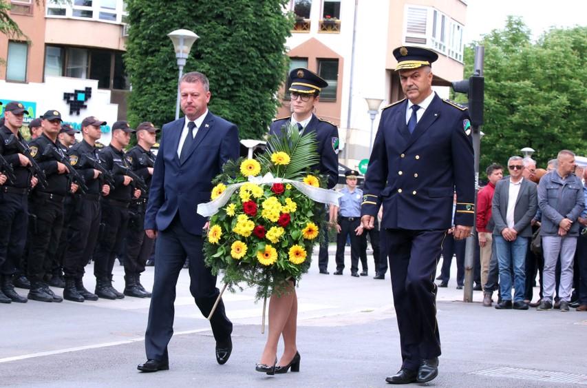 Polaganje cvijeća - Avaz