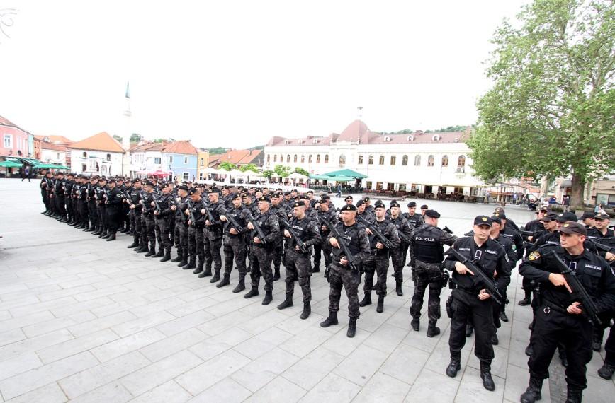 Postrojavanje policije - Avaz