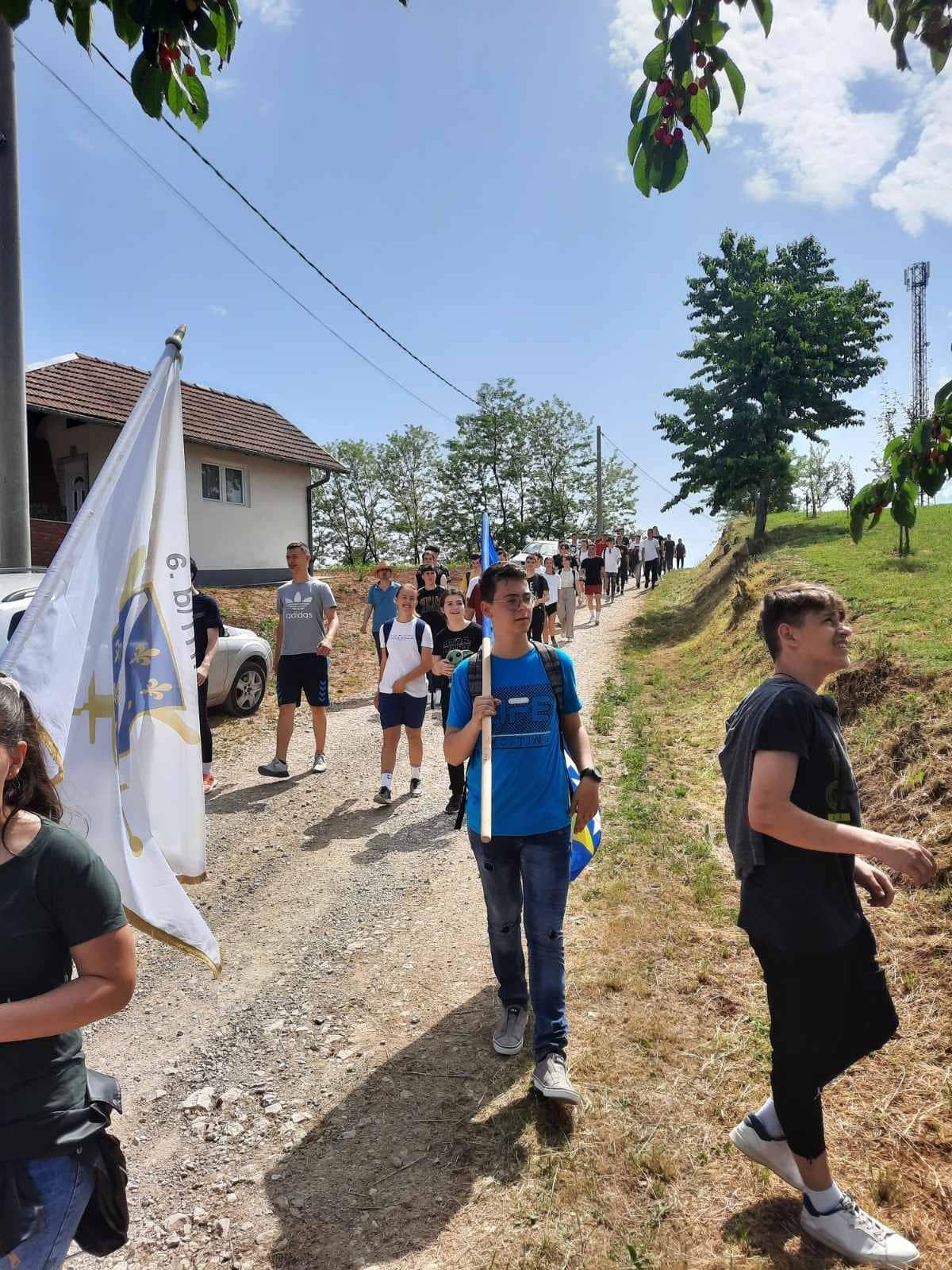 Veliki broj sa  zastavama u Pohodu na Zečev gaj - Avaz