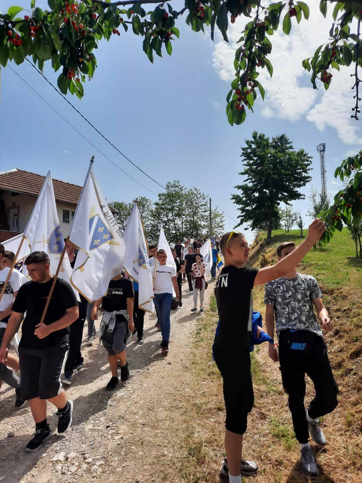 Veliki broj sa  zastavama u Pohodu na Zečev gaj - Avaz