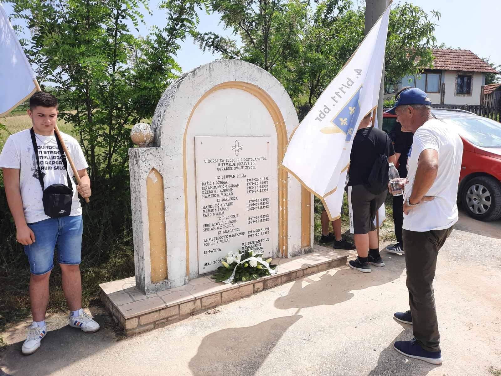 Pred spomen obilježjem Zečev gaj - Avaz