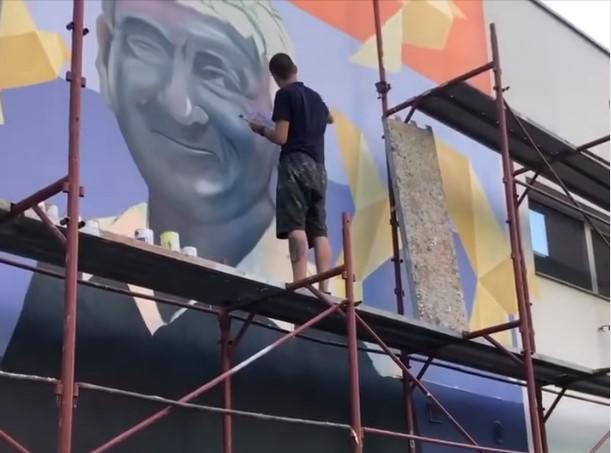 Naselje Grbavica bogatije za mural Jovana Divjaka