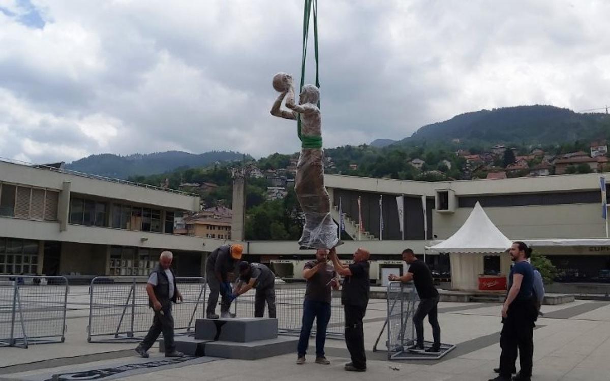 Postavljen spomenik velikanu Mirzi Delibašiću u Sarajevu