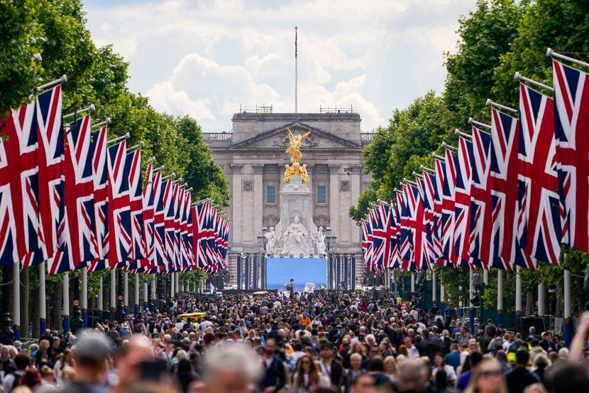 Kraljica Elizabeta sedam decenija na britanskom prijestolju: Hiljade ljudi na ulicama Londona