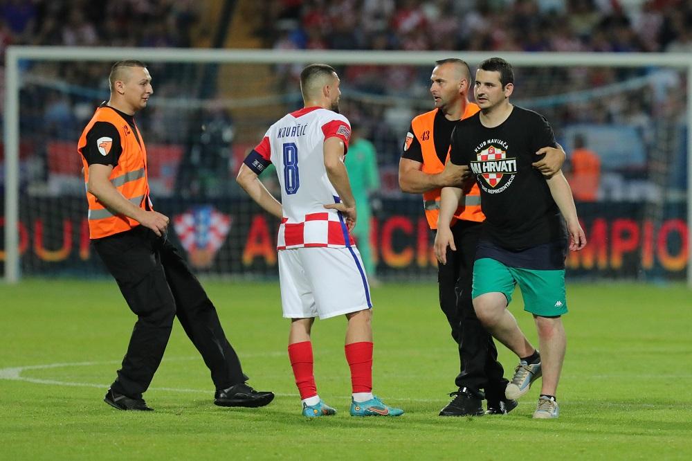 Redari izvode navijača sa terena - Avaz