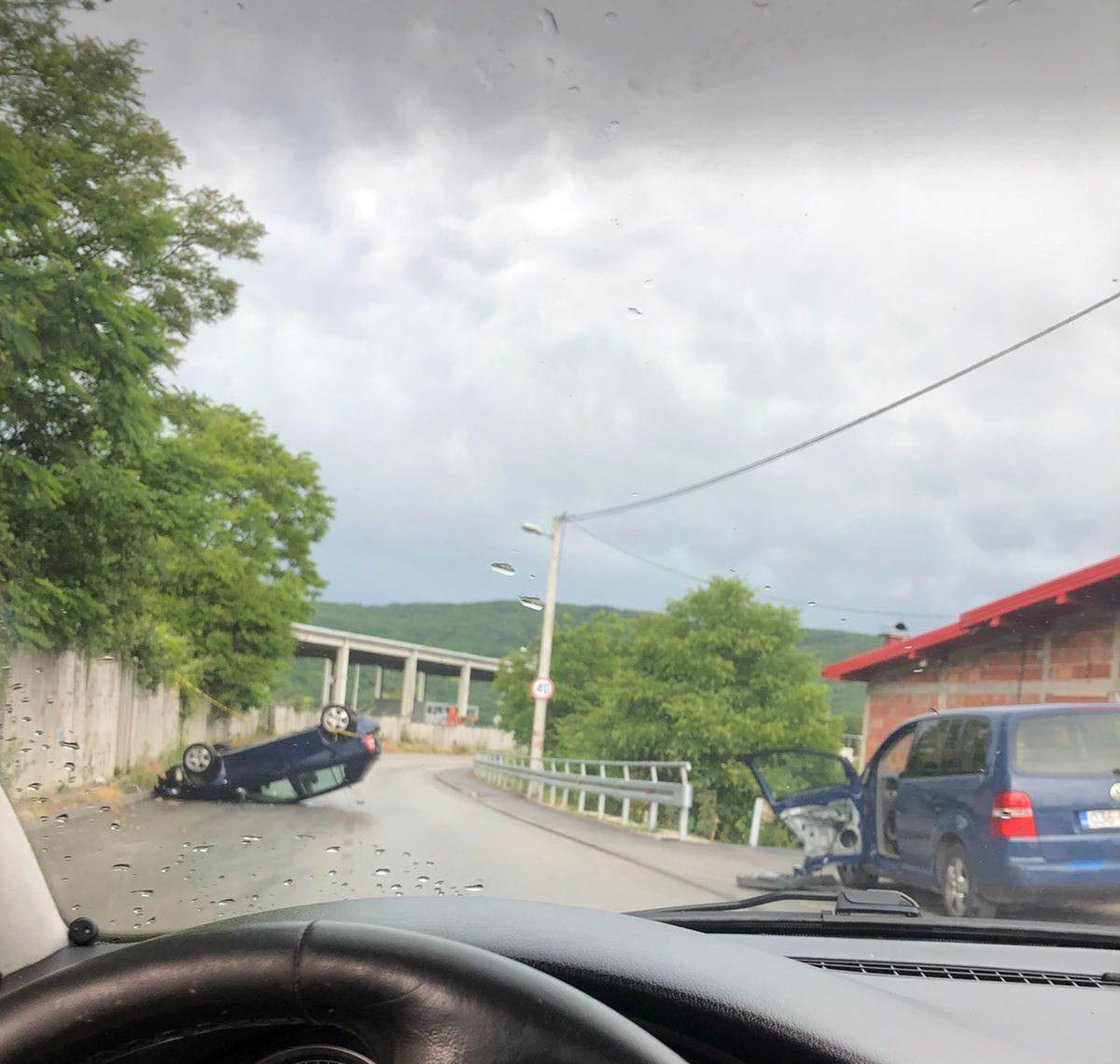 Nesreća u Sarajevu: Auto završio na krovu, dvije osobe povrijeđene